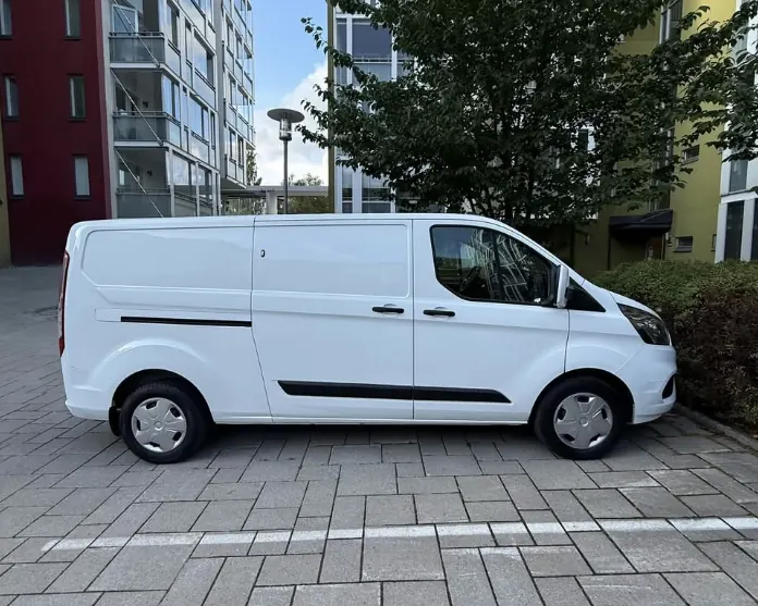 Xe van trắng của OCEAN đỗ trước khu chung cư